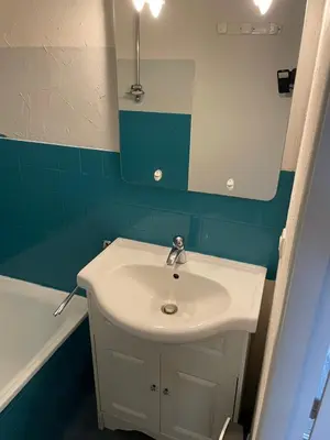 a bathroom with a sink and a mirror and a tub at Vue ensoleillée sur le port de Gruissan in Gruissan