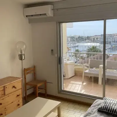 Vue ensoleillée sur le port de Gruissan