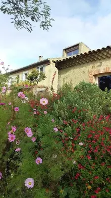 a field of flowers in front of a building at la Bergerie in Salles-sur-lʼHers
