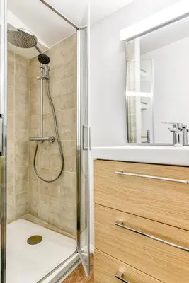 a bathroom with a shower and a sink at Côté Palais 2 avec Netflix - Fibre - Proche Cité in Carcassonne