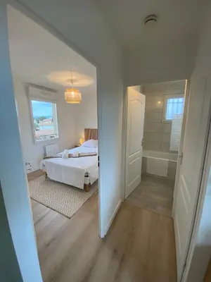 a bedroom with a bed and a bathroom with a tub at Appartement cosy, vue imprenable in Carcassonne