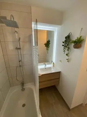 a bathroom with a tub and a sink and a shower at Appartement cosy, vue imprenable in Carcassonne