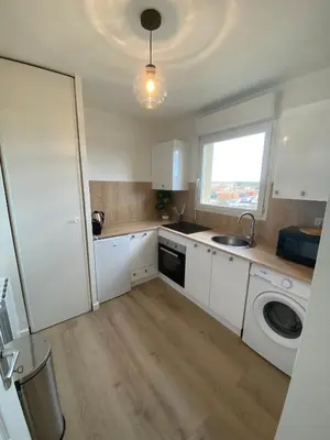a kitchen with a sink and a washing machine at Appartement cosy, vue imprenable in Carcassonne