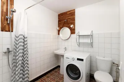 a bathroom with a washing machine and a toilet at Le Pied à Terre de la Cité - Parking au Pied de la Cité in Carcassonne