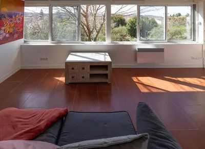 a living room with a couch and a table at Pamiers gare - 2 Appartements à louer ou Chambre parentale indépendante in Pamiers