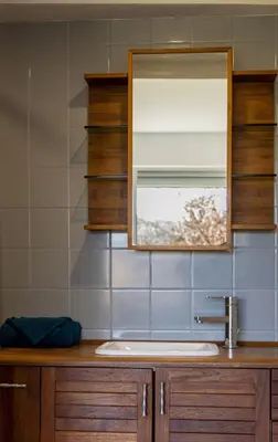a bathroom with a sink and a mirror at Pamiers gare - 2 Appartements à louer ou Chambre parentale indépendante in Pamiers