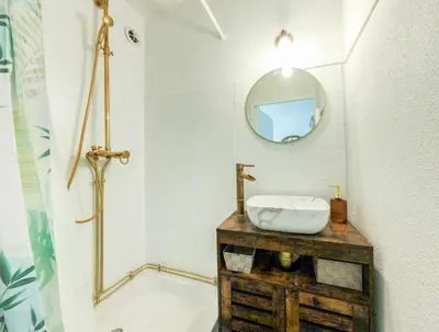 a bathroom with a sink and a mirror at Splendide appartement GOLDEN HOUSE vue LAC et montagne in Port-la-Nouvelle