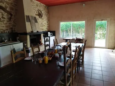 a dining room with a long table and chairs at Aur Blan - Les Pipistrelles in Le Somail