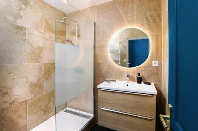 a bathroom with a sink and a shower at L'art de Gambetta ConciergerieDameCarcas in Carcassonne