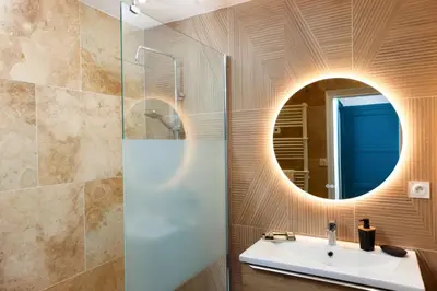 a bathroom with a sink and a mirror at L'art de Gambetta ConciergerieDameCarcas in Carcassonne