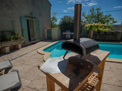 a stove in a yard next to a pool at Lécurie in Montréal