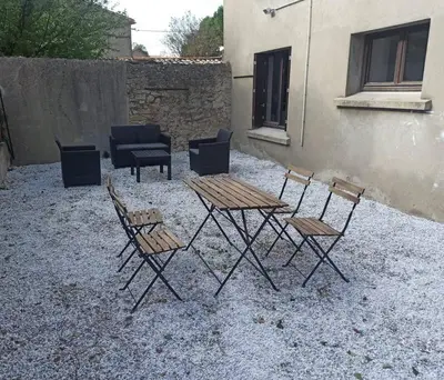 a group of chairs and a table and a table and chairs at Superbe Appt avec cour et parking gratuit à 5min de la cité médiévale in Carcassonne