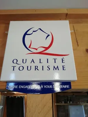 a sign for a wine tournament hanging on a wall at Le soleil d Eugènie appartement dans résidence avec Piscine commune près de Carcassonne in Olonzac