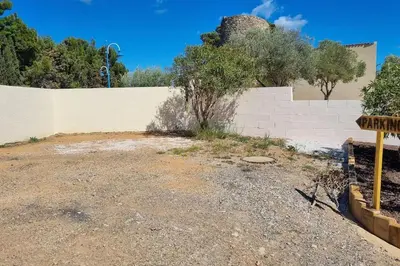 a retaining wall and a fence in a yard at Villa d'Architecte - Cocon Design, Calme & Mer in Fitou