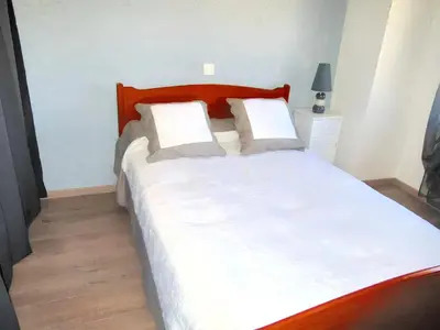 a bedroom with a large bed with white sheets and pillows at Maison champêtre à Tournissan avec grand jardin in Tournissan