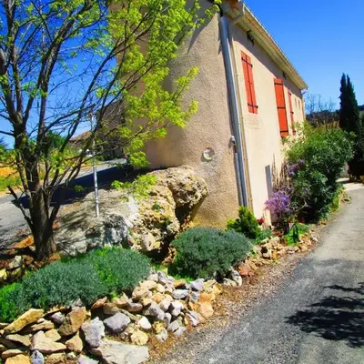 Maison champêtre à Tournissan avec grand jardin