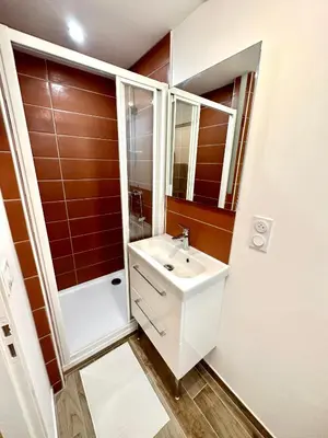 a bathroom with a sink and a mirror at Evasion dépaysante Canal du Midi* Jardin &Terrasse in Castelnaudary
