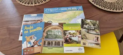 a group of books sitting on top of a table at Evasion dépaysante Canal du Midi * Terrasse & SPA in Castelnaudary